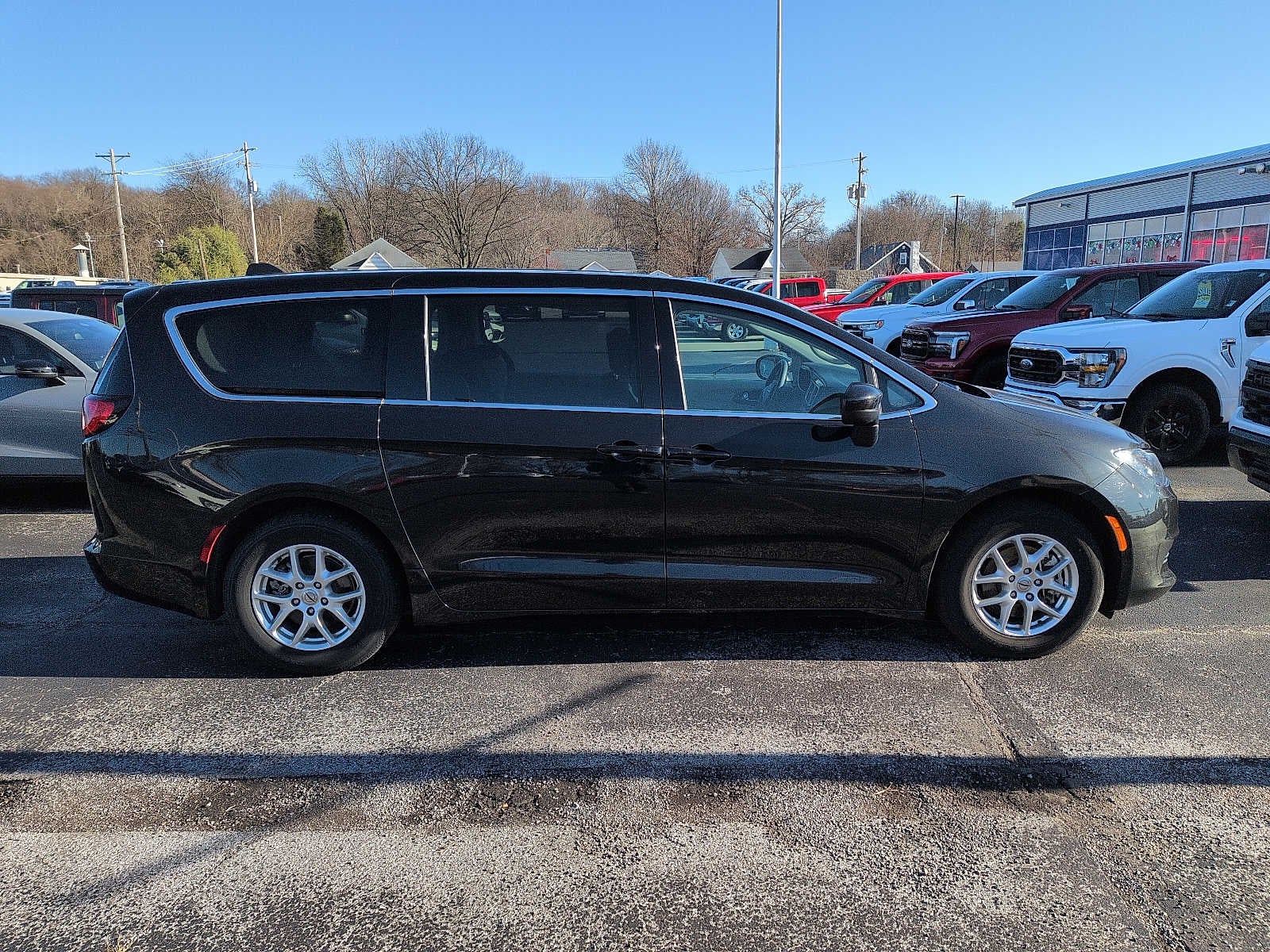 2023 Chrysler Voyager LX