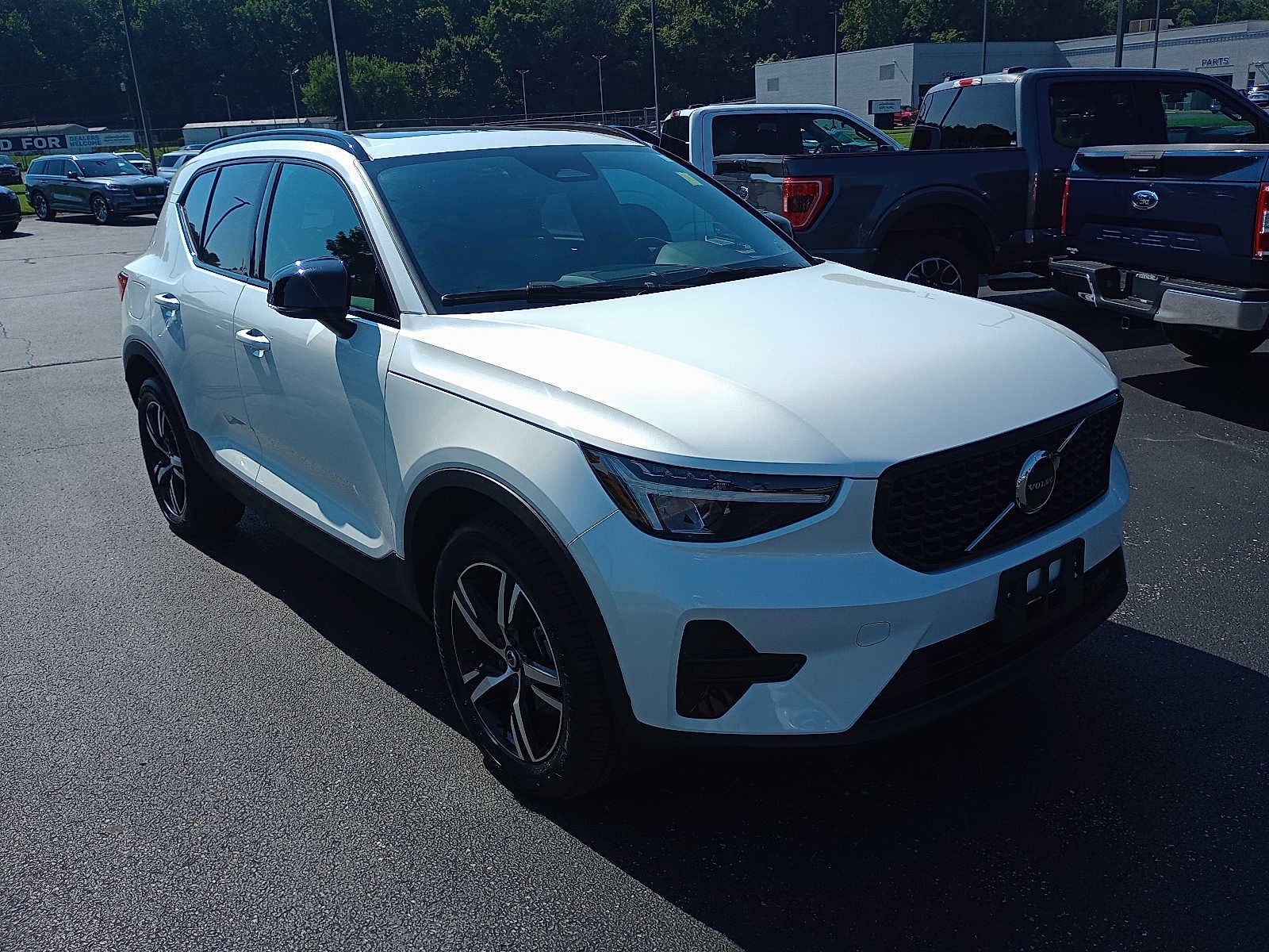 2024 Volvo XC40 Core Dark Theme