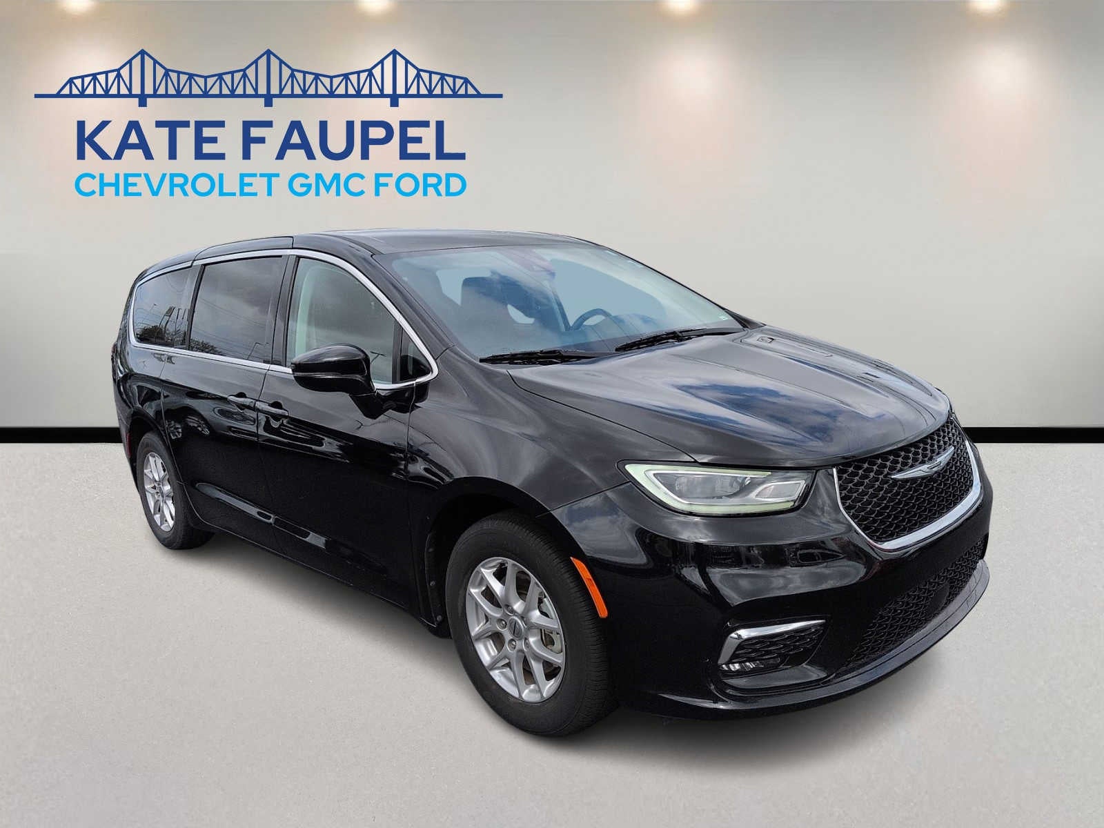 2024 Chrysler Pacifica Touring L's photo