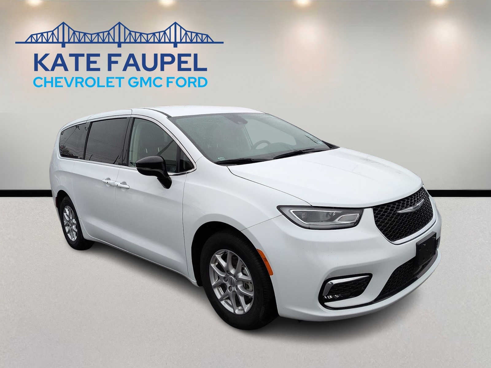 2024 Chrysler Pacifica Touring L's photo